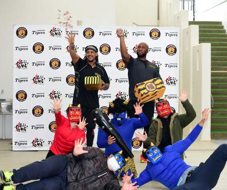 節分の豆まきをするマルテ（左）とロハス（撮影・山口登）