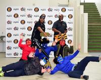 節分の豆まきをするマルテ（左）とロハス（撮影・山口登）