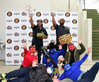 節分の豆まきをするマルテ（左）とロハス（撮影・山口登）