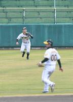 　外野で守備練習をする原口（撮影・石井剣太郎）