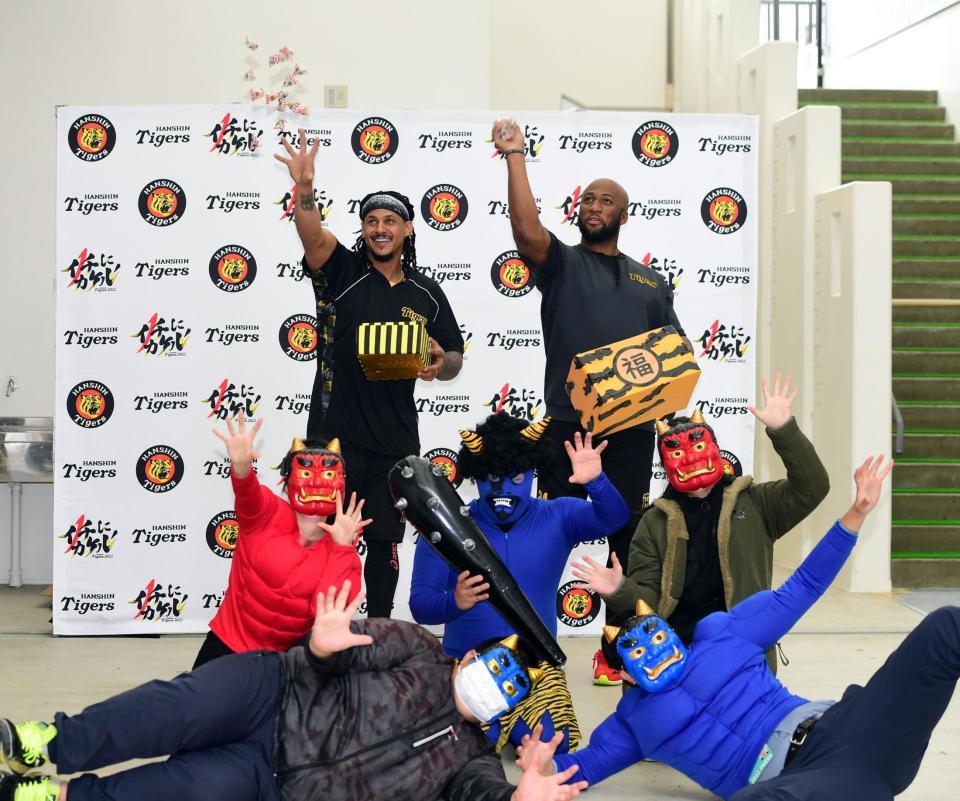 節分の豆まきをするマルテ（左）とロハス（撮影・山口登）