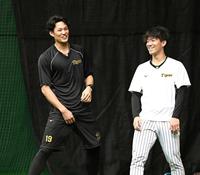　５日の紅白戦で投げ合う藤浪（左）と伊藤将は練習の合間に談笑（撮影・田中太一）