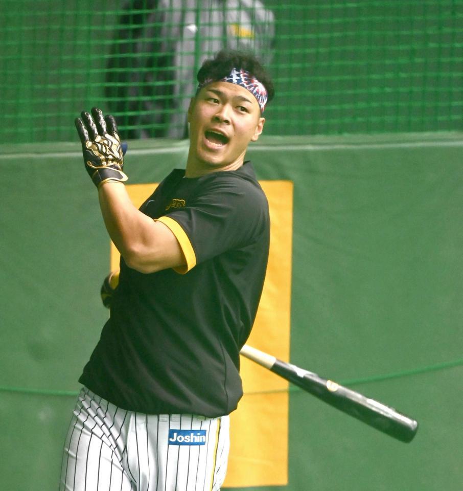 　打撃練習で声を上げる佐藤輝（撮影・飯室逸平）