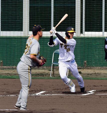 　１回、小幡は左翼線に二塁打を放つ（撮影・山口登）