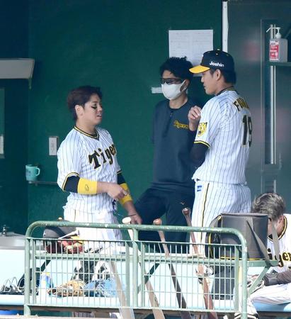 　梅野（左）は登板を終えた藤浪に声をかける（撮影・山口登）