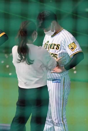 フリーアナウンサーの市川いずみ（手前）からピラティスの指導を受ける伊藤稜（撮影・石井剣太郎）