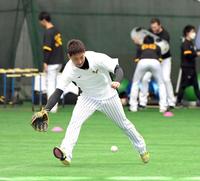 　ノックを受ける岩崎（撮影・山口登）