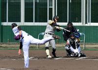 　２回、佐藤輝は左越えにソロを放つ（投手・藤浪）＝撮影・山口登