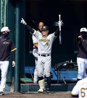 　２回、佐藤輝はソロを放ち生還しベンチ前で喜ぶ（撮影・山口登）