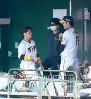 　梅野（左）は登板を終えた藤浪に声をかける（撮影・山口登）