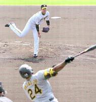 　１回、ロハスを空振り三振に仕留める藤浪（撮影・田中太一）