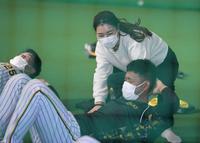 フリーアナウンサーの市川いずみ（奥）からピラティスの指導を受ける岡留（撮影・石井剣太郎）