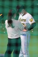 フリーアナウンサーの市川いずみ（手前）からピラティスの指導を受ける伊藤稜（撮影・石井剣太郎）