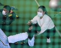 フリーアナウンサーの市川いずみ（右）からピラティスの指導を受ける尾仲（手前）＝撮影・石井剣太郎