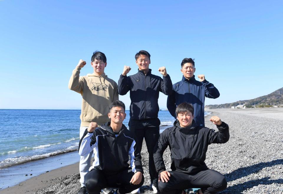 　土佐湾を背に笑顔を見せる（前列左から）岡留、前川、（後列左から）伊藤稜、森木、豊田の新人選手
