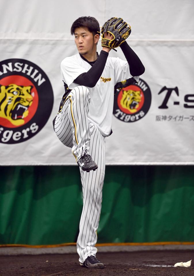 　ブルペンで投球練習する岩貞＝２日