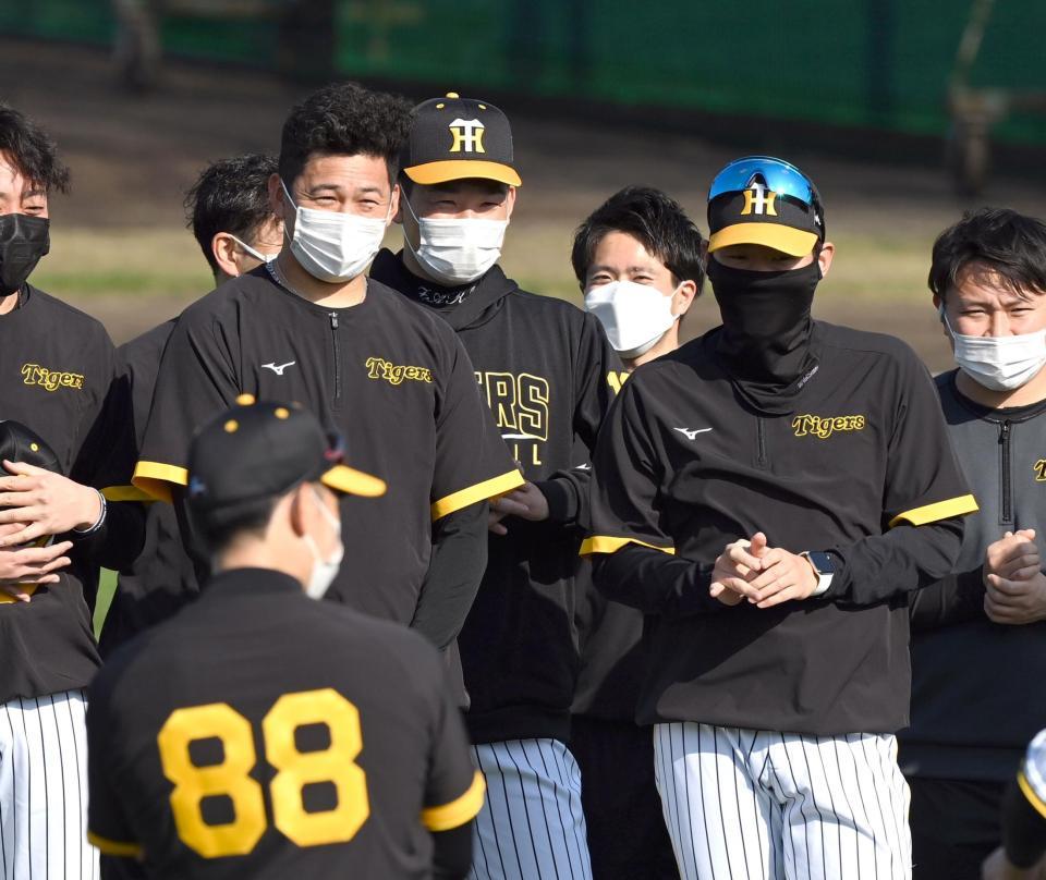 　キャンプに合流した岩崎（中央）＝撮影・山口登