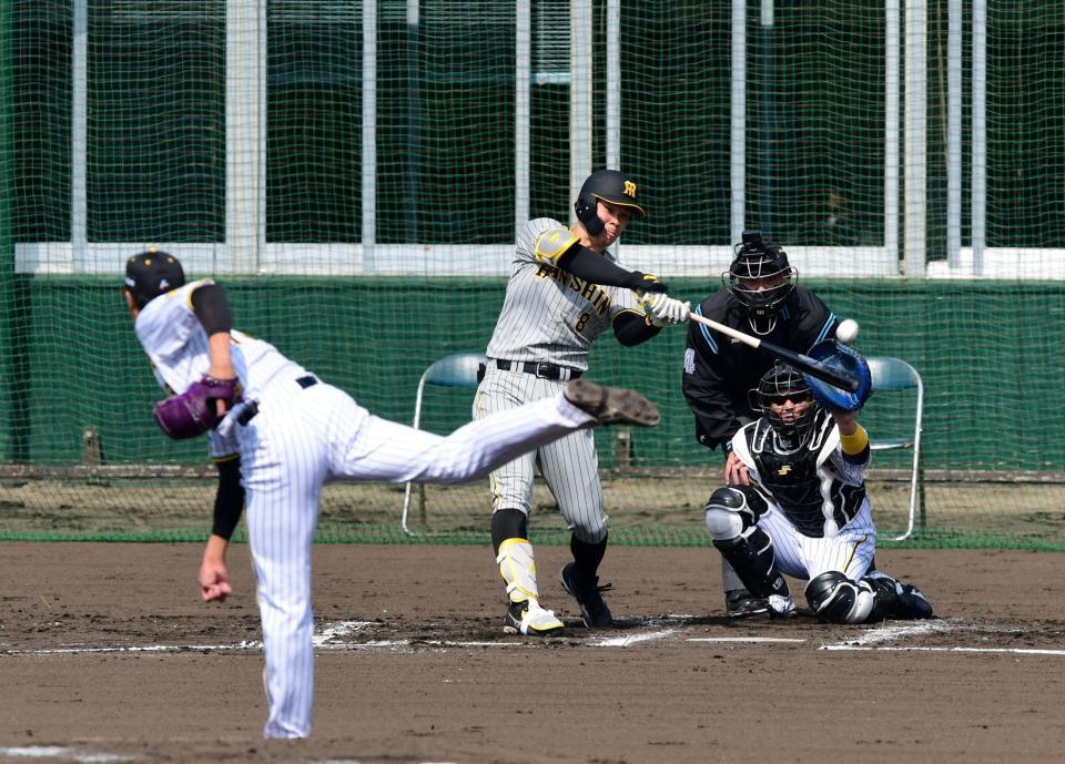 　２回、佐藤輝は左越えにソロを放つ（投手・藤浪）＝撮影・山口登