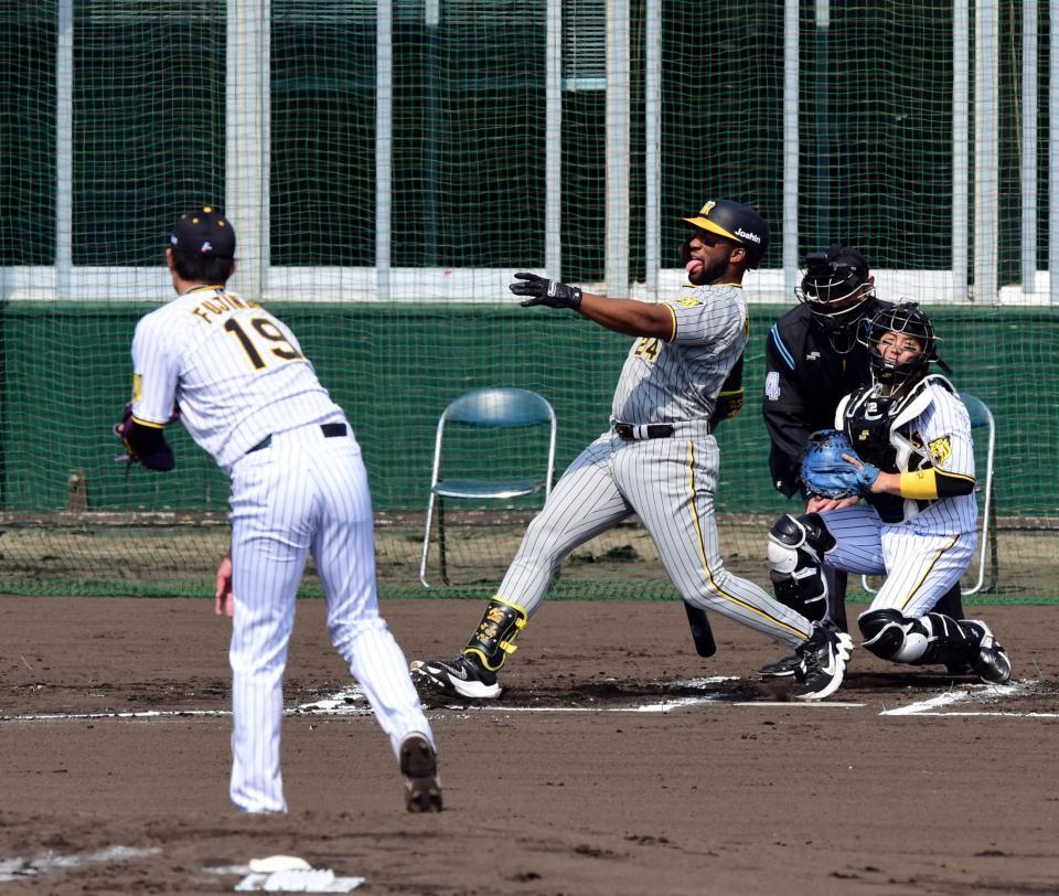 　１回、藤浪はロハスを空振り三振に打ち取る（撮影・山口登）