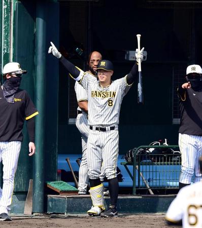 　２回、佐藤輝はソロを放ち生還しベンチ前で喜ぶ