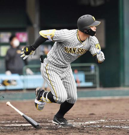 　５回、二塁打を放つ佐藤輝