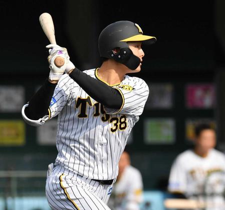 　６回、ランニング満塁本塁打を放つ小幡