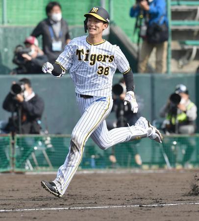 　６回、中越えにランニング満塁本塁打を放ち、本塁へ生還する小幡（撮影・西岡正）