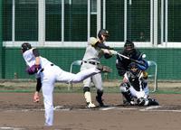 　２回、佐藤輝は左越えにソロを放つ。投手・藤浪（撮影・山口登）