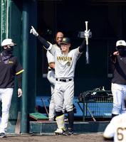 　２回、佐藤輝はソロを放ち生還しベンチ前で喜ぶ