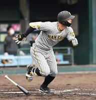 　５回、二塁打を放つ佐藤輝