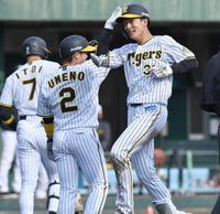 　６回、満塁の好機でランニング本塁打を放ち、梅野（左）とタッチを交わす小幡（撮影・西岡正）