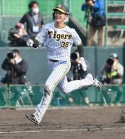 　６回、中越えにランニング満塁本塁打を放ち、本塁へ生還する小幡（撮影・西岡正）