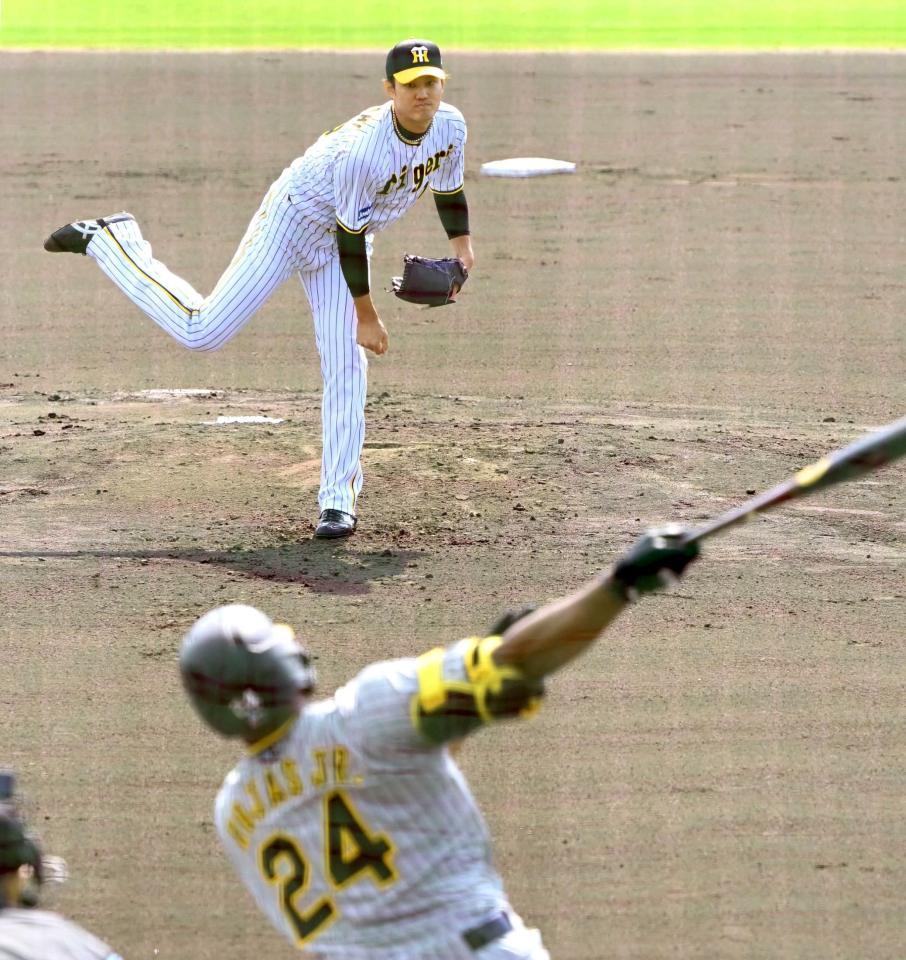 　１回、ロハスを空振り三振に仕留める藤浪（撮影・田中太一）