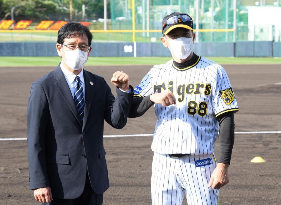 視察に訪れた侍ジャパン・栗山監督は矢野監督に出迎えられる（撮影・田中太一）