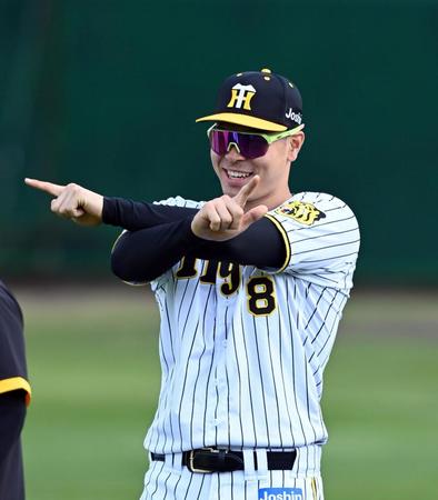 　リラックスとした表情を見せる佐藤輝（撮影・山口登）