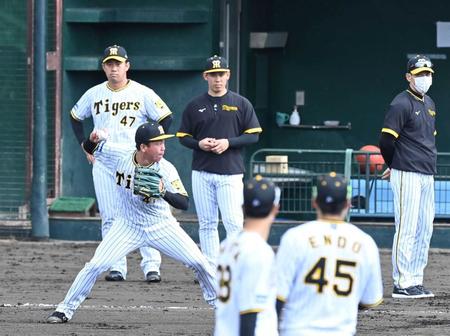 　投内連係で三塁へ悪送球する村上