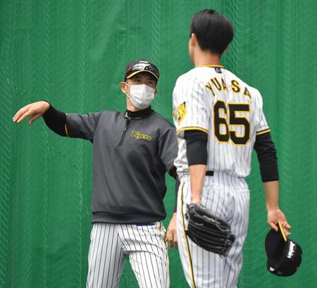 湯浅（右）にアドバイスする矢野監督＝沖縄・宜野座村野球場