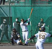 　シート打撃で二保から本塁打を放つ井上