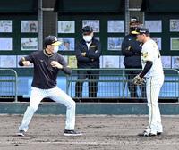 　投内連係で悪送球し、矢野監督（左）から指導を受ける村上（撮影・山口登）