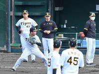 　投内連係で三塁へ悪送球する村上