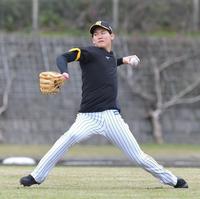 　日本ハム戦での先発登板に向け、調整する阪神・及川（撮影・西岡正）