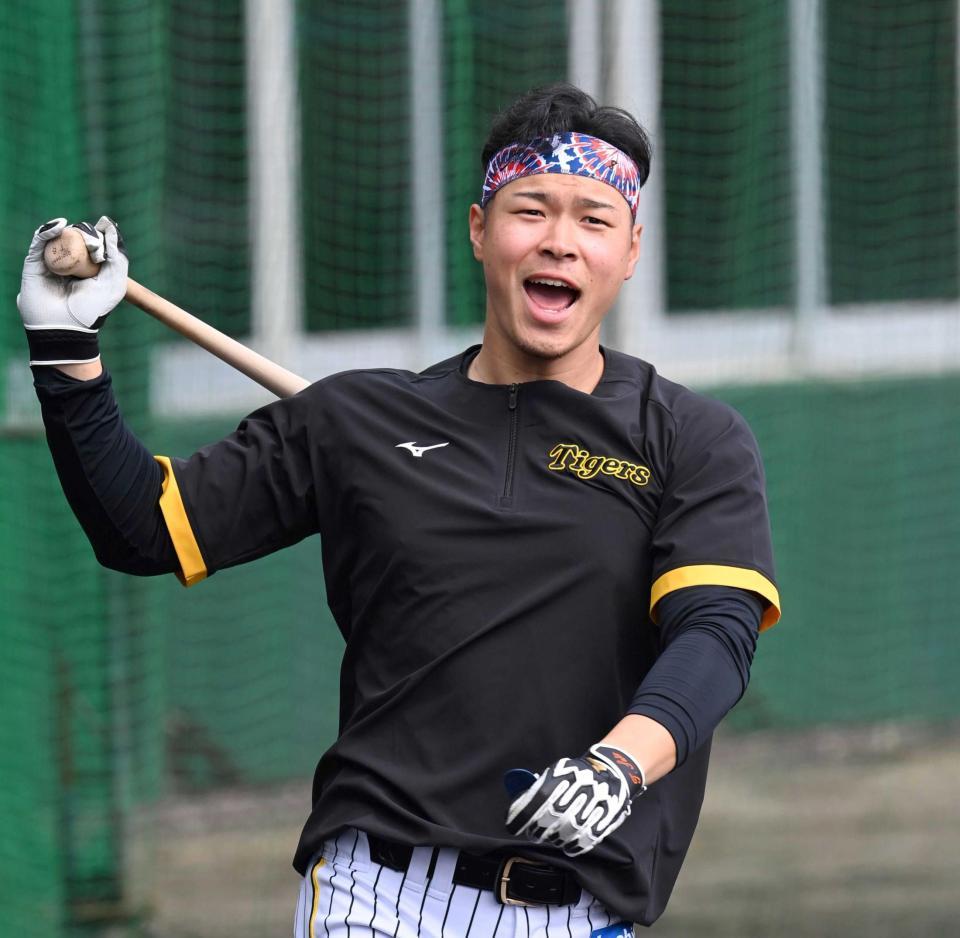 　打撃練習で声を張り上げる佐藤輝（撮影・田中太一）