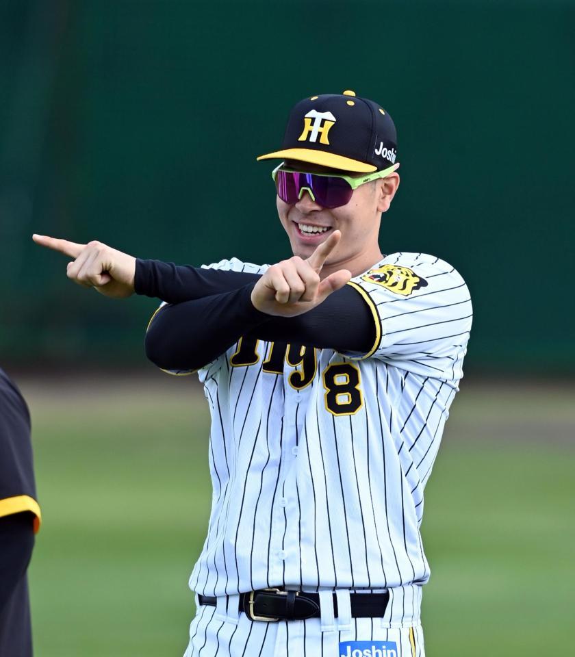 　リラックスとした表情を見せる佐藤輝（撮影・山口登）