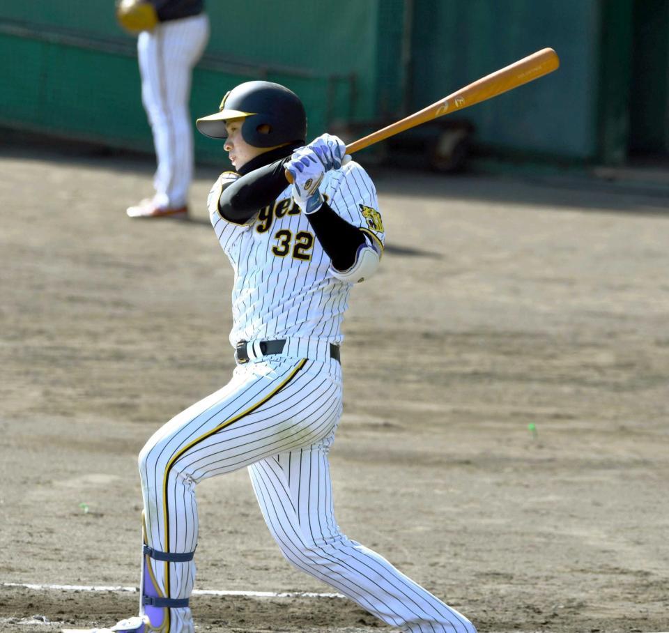 　シート打撃で才木から左前適時打を放つ井上（撮影・石井剣太郎）