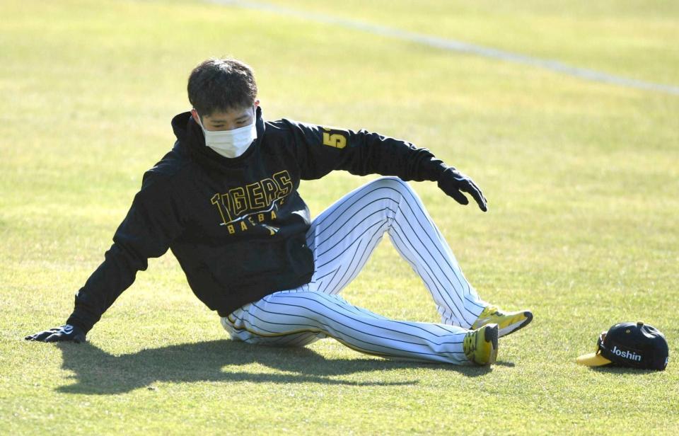 　入念にストレッチする中野（撮影・石井剣太郎）
