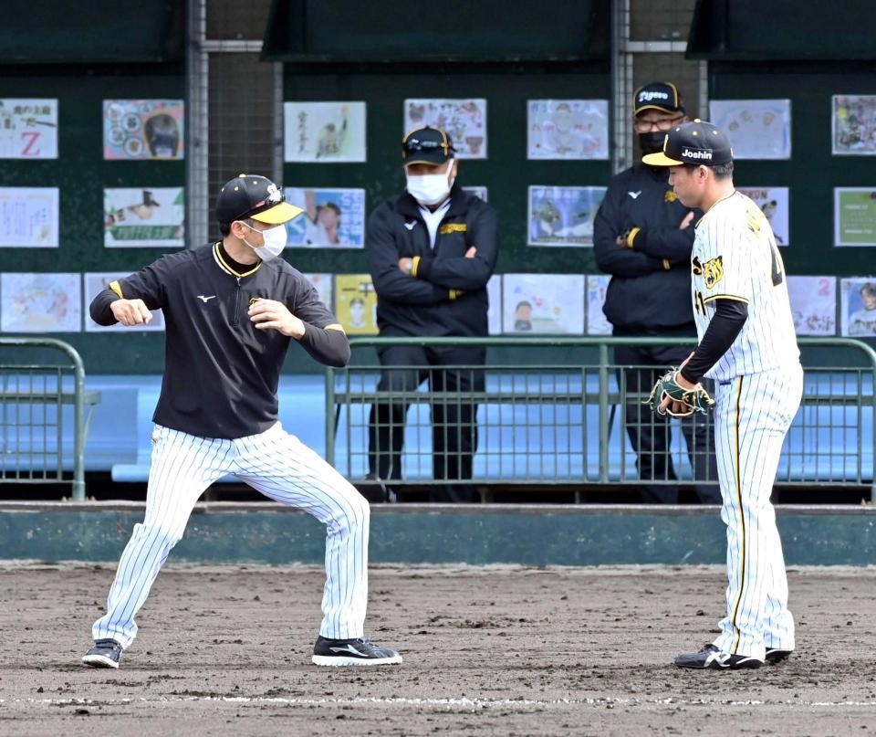 　投内連係で悪送球し、矢野監督（左）から指導を受ける村上（撮影・山口登）