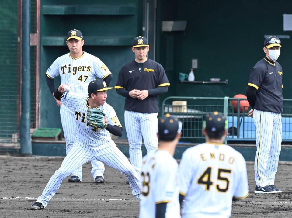 　投内連係で三塁へ悪送球する村上