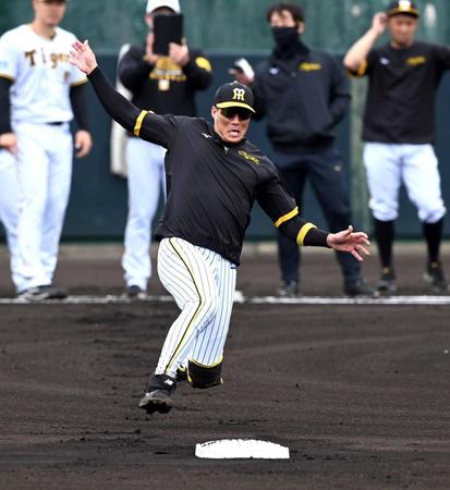 　超人的な僧帽筋を絶賛された糸井（撮影・山口登）