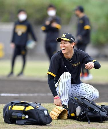 　日本ハム戦での先発登板に向け、笑顔で練習する及川（撮影・西岡正）