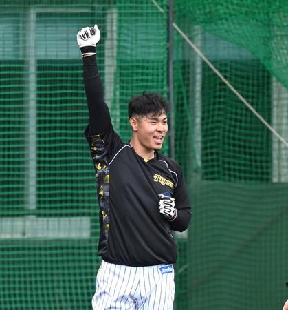 　ロングティーで納得する打球を放ち喜ぶ佐藤輝（撮影・山口登）